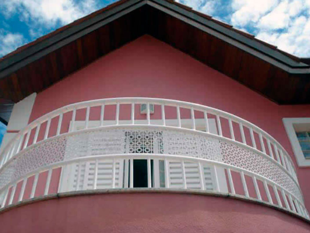 Grades e escadas metálicas fabricadas pela Serralheria Carvalho