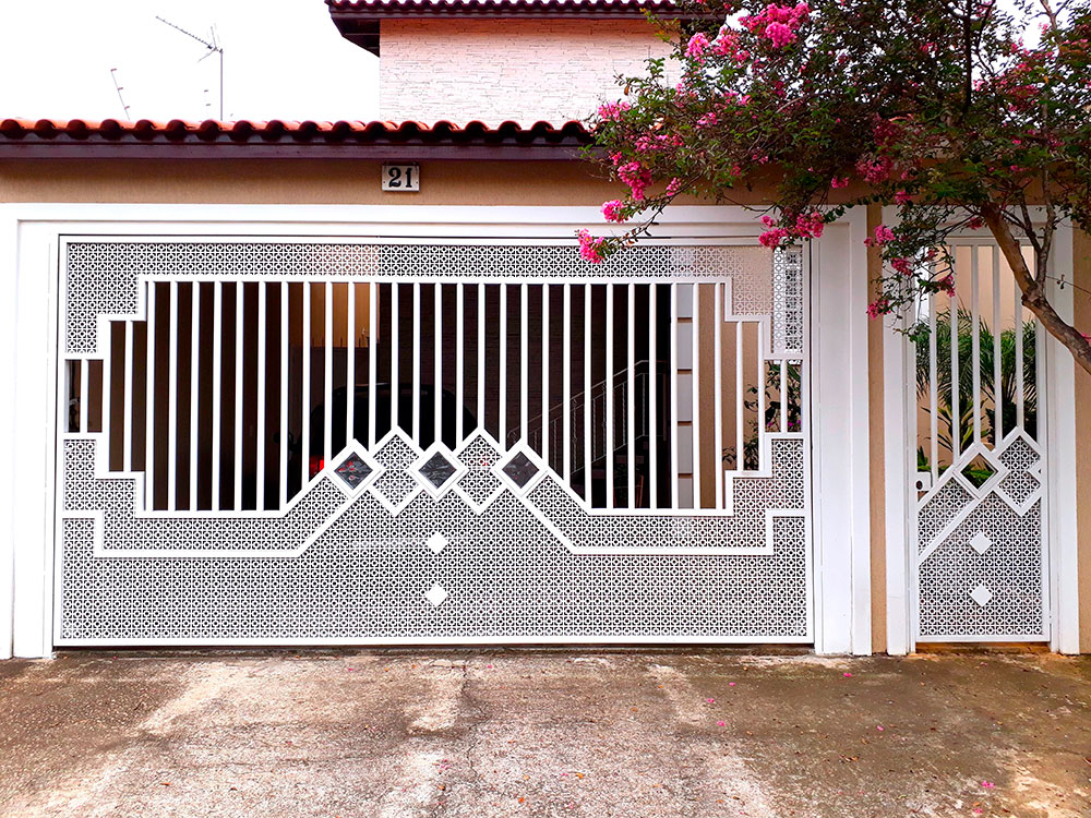 Portão basculante fabricado pela Serralheria Carvalho