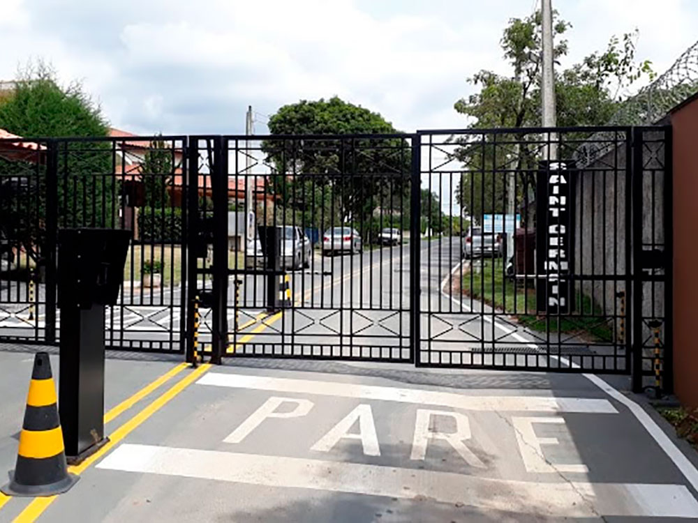 Portão pivotante fabricado pela Serralheria Carvalho